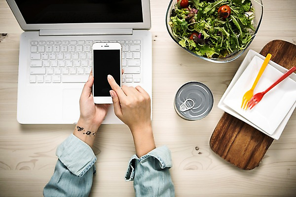 포토 JPG 스튜디오촬영 직업 접시 손 음식 포크 탁자 신체부위 노트북 스마트폰 하이앵글 샐러드 캔 책상 오브젝트 레시피 블로거 파워블로거 플랫레이 1인미디어 국내포토 식기 뷰포인트 가구 실내 사람 전자제품 핸드폰 스마트기기 플랫 방송 파일형식