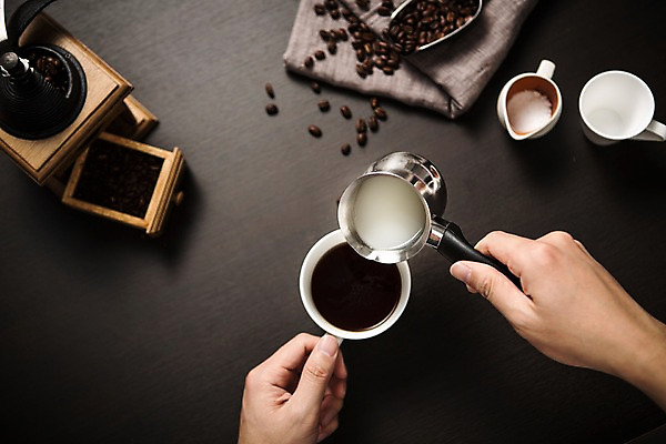 포토 JPG 스튜디오촬영 직업 손 커피 탁자 신체부위 컵 하이앵글 우유 원두 커피잔 책상 오브젝트 바리스타 그라인더 플랫레이 국내포토 식기 음료 뷰포인트 가구 잔 유제품 실내 사람 플랫 커피용품 파일형식