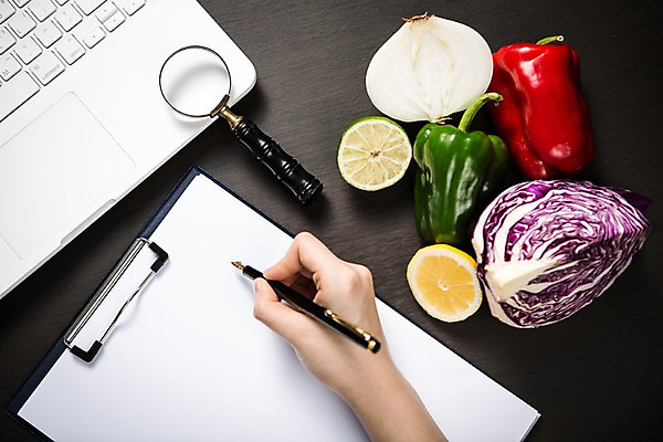 포토 JPG 스튜디오촬영 직업 손 종이 채소 식재료 탁자 돋보기 양파 파프리카 신체부위 노트북 하이앵글 펜 레몬 책상 오브젝트 양배추 영양사 플랫레이 국내포토 뷰포인트 가구 과일 실내 사람 전자제품 필기구 플랫 파일형식