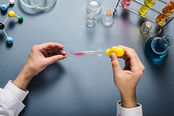 포토 JPG 스튜디오촬영 직업 손 탁자 실험기구 실험 신체부위 하이앵글 스포이트 과학자 책상 오브젝트 비커 삼각플라스크 분자구조 분자구조모형 샬레 실린더 플랫레이 국내포토 뷰포인트 과학 가구 실내 사람 모형 플랫 플라스크 피펫 학자 파일형식