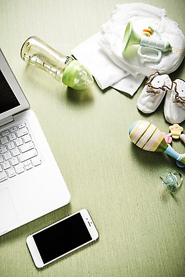 포토 JPG 스튜디오촬영 직업 탁자 사람없음 노트북 스마트폰 하이앵글 아기용품 젖병 책상 오브젝트 기저귀 딸랑이 블로거 아기양말 육아일기 파워블로거 플랫레이 1인미디어 국내포토 뷰포인트 가구 실내 전자제품 핸드폰 스마트기기 육아 플랫 방송 파일형식