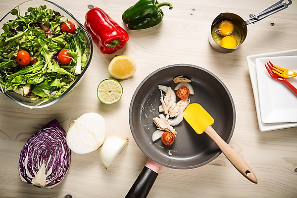 포토 JPG 스튜디오촬영 직업 접시 포크 식재료 방울토마토 탁자 양파 파프리카 사람없음 하이앵글 요리사 샐러드 프라이팬 레몬 책상 오브젝트 양배추 주걱 레시피 플랫레이 국내포토 식기 음식 뷰포인트 가구 토마토 채소 과일 주방용품 실내 플랫 파일형식