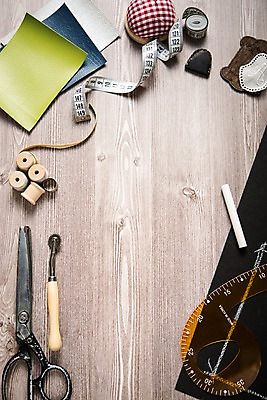 포토 JPG 스튜디오촬영 직업 리본 탁자 가위 줄자 자 사람없음 하이앵글 칼 가죽 책상 오브젝트 가죽공예 골무 공예가 플랫레이 국내포토 뷰포인트 가구 문구용품 실내 플랫 공예 파일형식