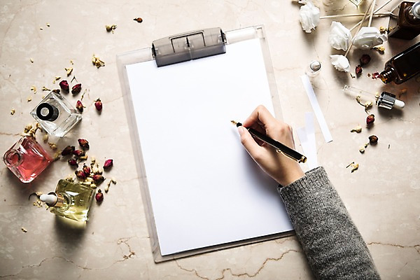 포토 JPG 스튜디오촬영 직업 손 꽃잎 종이 탁자 신체부위 하이앵글 펜 제조 향수 책상 오브젝트 향수병 조향사 플랫레이 국내포토 꽃 뷰포인트 가구 실내 사람 필기구 화장품 플랫 병_담는 파일형식