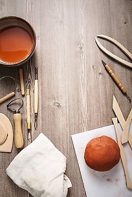 포토 JPG 스튜디오촬영 직업 탁자 사람없음 컵 하이앵글 수건 책상 오브젝트 점토 점토공예 조각칼 공예가 지점토공예 플랫레이 국내포토 식기 뷰포인트 가구 실내 위생용품 플랫 칼 공예 파일형식