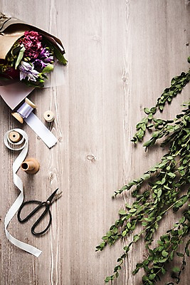 포토 JPG 스튜디오촬영 식물 직업 꽃 리본 탁자 나뭇잎 가위 사람없음 하이앵글 꽃꽂이 책상 오브젝트 플로리스트 플랫레이 국내포토 뷰포인트 가구 잎 문구용품 실내 플랫 원예 파일형식