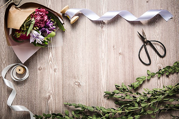 포토 JPG 스튜디오촬영 식물 직업 꽃 리본 탁자 나뭇잎 가위 사람없음 하이앵글 꽃꽂이 책상 오브젝트 플로리스트 플랫레이 국내포토 뷰포인트 가구 잎 문구용품 실내 플랫 원예 파일형식