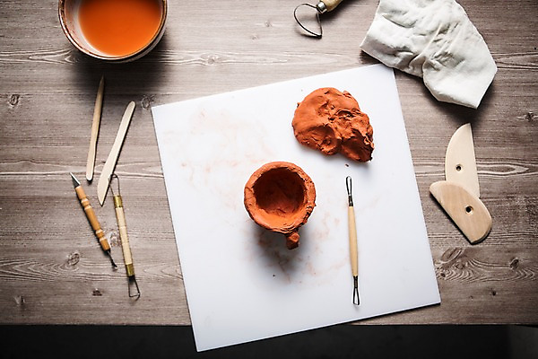 포토 JPG 스튜디오촬영 직업 탁자 사람없음 컵 하이앵글 수건 책상 오브젝트 점토 점토공예 조각칼 공예가 지점토공예 플랫레이 국내포토 식기 뷰포인트 가구 실내 위생용품 플랫 칼 공예 파일형식