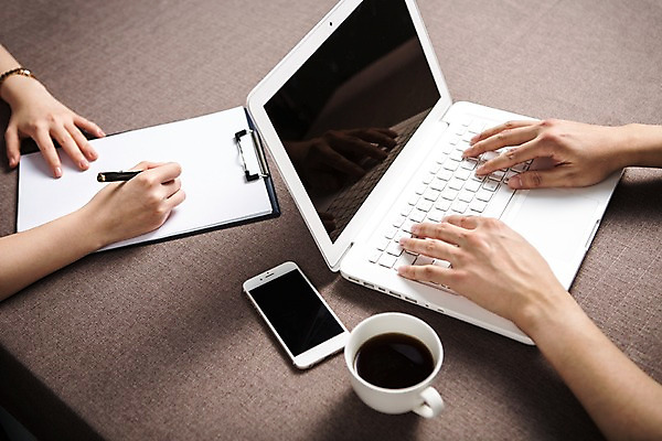 포토 JPG 스튜디오촬영 직업 손 종이 커피 비즈니스 탁자 신체부위 노트북 스마트폰 하이앵글 펜 사무용품 커피잔 책상 오브젝트 플랫레이 국내포토 음료 뷰포인트 가구 문구용품 잔 실내 사람 전자제품 핸드폰 스마트기기 필기구 플랫 파일형식