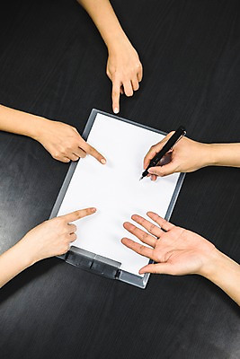 포토 JPG 스튜디오촬영 직업 손 종이 비즈니스 탁자 회의 신체부위 하이앵글 펜 사무용품 책상 오브젝트 플랫레이 국내포토 뷰포인트 가구 문구용품 실내 사람 필기구 플랫 파일형식