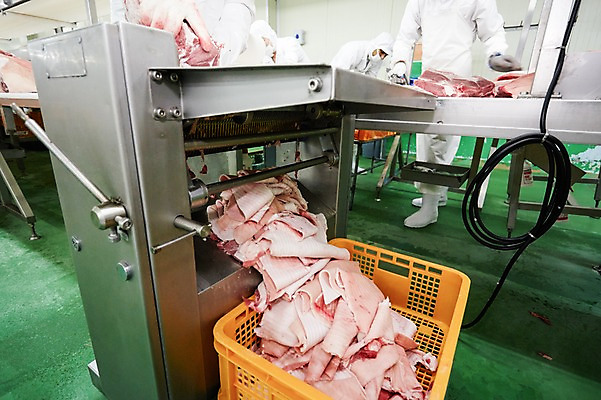 포토 JPG 공장 실내 육류 사람 여러명 상반신 성인 기계 하반신 슬라이스 축산자조금연합 신선에너지우리축산 가공장 국내포토 캠페인 다수 식재료 공업 내부 동맹 파일형식