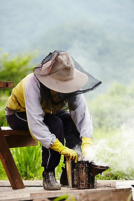 포토 JPG 주간 전신 한명 사람 앉기 성인 야외 작업 분무 양봉 양봉장 축산자조금연합 신선에너지우리축산 국내포토 자연요소 1 캠페인 모션 동맹 파일형식