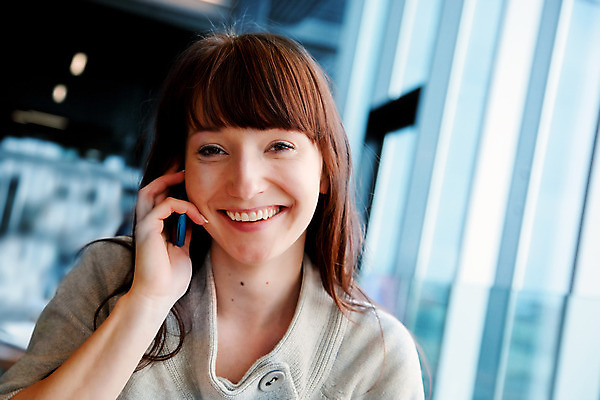 포토 JPG 해외이미지 백인 직업 1 라이프스타일 응시 여자 행복 비즈니스 통신 창문 성공 모바일 노동자 갈색머리 세포 실내 대화 한명 사람 스마트폰 사무실 식당 외침 흰색 잡기 업무 비즈니스우먼 자신감 경영자 부름 소통 단절 카피스페이스 해외202004 해외포토 서양인 헤어스타일 시선 감정 컬러 컨셉 모션 말하기 내부 생활 핸드폰 스마트기기 상점 소리 공백 작업 직장인 리더 파일형식 이미지허브