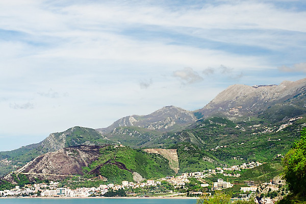 포토 JPG 해외이미지 나무 구름 유럽 여행 건축양식 하늘 호텔 지붕 산 주택 풍경 사람없음 건물 빨간색 초록색 파란색 봄 휴양지 타운 몬테네그로 발칸반도 부드바 해외202004 해외포토 자연요소 식물 건축물 계절 건축 나라 컬러 숙소 장소 도시 파일형식 이미지허브