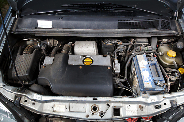 포토 JPG 해외이미지 부분 교통시설 자동차 사람없음 힘 기계 오픈 수리 엔진 정비공 기어 모터 깨짐 디젤 옛날 자동 중고 철강 해외202004 해외포토 육상교통 교통 컨셉 기술자 시설 파일형식 이미지허브