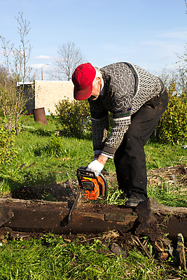 포토 JPG 해외이미지 나무 백인 직업 손 할아버지 노년 남자 산업 채소 한명 안전 사람 성인 야외 목재 여름 정원 기계 장비 공구 업무 작업 널 휘발유 숲 위험 자르기 원예 통나무 엔진 잡동사니 수목 옛날 전기톱 조작 톱밥 톱질 해외202004 해외포토 서양인 식물 1 계절 컨셉 재료 모션 취미 신체부위 도구 석유 가루 톱 파일형식 이미지허브