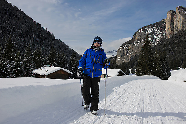포토 JPG 해외이미지 백인 1 라이프스타일 남자 스포츠 여행 겨울 배낭 자국 자연 산 한명 사람 소년 야외 10대 여행객 걷기 산책 등산 트래킹 하이킹 세계문화유산 바둑 하이커 눈내림 해외202004 해외포토 서양인 계절 어린이 가방 모션 청소년 놀이 레저 휴식 눈_날씨 생활 문화재 생태계 파일형식 이미지허브