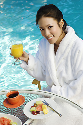 포토 JPG 해외이미지 주간 응시 여자 커피 포크 와인잔 과일 수영장 한명 들기 상반신 성인 야외 앞모습 스파 주스 목욕가운 오렌지주스 커피잔 성인여자한명만 해외202004 해외포토 자연요소 1 식기 시선 음료 뷰포인트 술잔 모션 잔 사람 가운 과일주스 여자한명만 성인여자만 파일형식 이미지허브