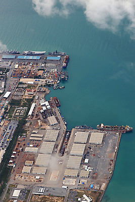 포토 JPG 해외이미지 파도 바다 여행 교통시설 태국 자연 하늘 풍경 사람없음 건물 물 파란색 도시풍경 여행객 항구 맑음 흰색 도시 보트 컨테이너 머리위 포트 해외202004 해외포토 자연요소 건축물 산업 아시아 컬러 교통 배_교통 날씨 사람 시설 생태계 파일형식 이미지허브