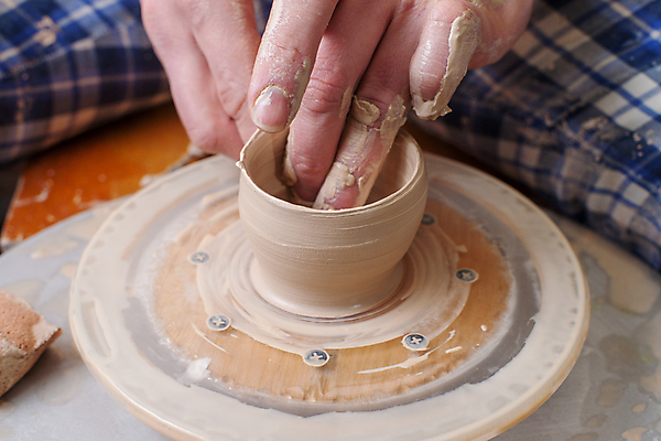 포토 JPG 해외이미지 손 손가락 기술 창조 미술 사람없음 컵 꽃병 젖음 터치 엄지손가락 조끼 업무 바퀴 항아리 도자기 원형 작업실 사발 던지기 성형수술 제조 냄비 집중 서식 함선 만들기 점토 진흙 장인 조형 주인 수공예 곰팡이 도예가 두더지 압력 핸드메이드 해외202004 해외포토 도형 직업 식기 꽃 컨셉 배_교통 모션 문화예술 신체부위 외투 작업 사기그릇 수술 솥 공예 파일형식 이미지허브