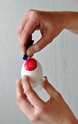 포토 JPG 해외이미지 전통 여자 행복 음식 백그라운드 휴가 부활절 잉크 관리 선물 사람없음 장식 빨간색 파란색 컬러풀 계란 페인트 봄 회색 흰색 그림 무당벌레 해외202004 해외포토 계절 기념일 감정 컬러 곤충 사람 알 파일형식 이미지허브