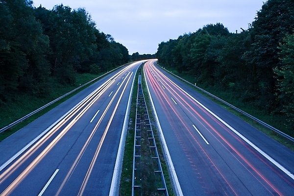 포토 JPG 해외이미지 나무 구름 유럽 도로 여행 교통시설 모션 자동차 하늘 독일 사람없음 빨간색 파란색 도시풍경 노란색 황혼 운전 도시 시간 고속도로 야간 저녁 속도 역동적 바쁨 장노출 해외202004 해외포토 자연요소 식물 나라 길 육상교통 컬러 교통 컨셉 촬영기법 풍경 일몰 시설 파일형식 이미지허브