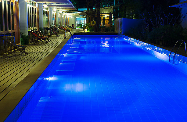 포토 JPG 해외이미지 외관 계절 여행 교실 호텔 휴가 휴식 주택 파노라마 풍경 사람없음 야외 건물 물 파란색 빛 반사 여행객 정원 수영 어둠 재산 고급 야간 저녁 빌라 맨션 휴양지 영토 빛망울 파라다이스 해외202004 해외포토 자연요소 건축물 교육 컬러 컨셉 학교 숙소 촬영기법 사람 금융 장소 수상스포츠 파일형식 이미지허브