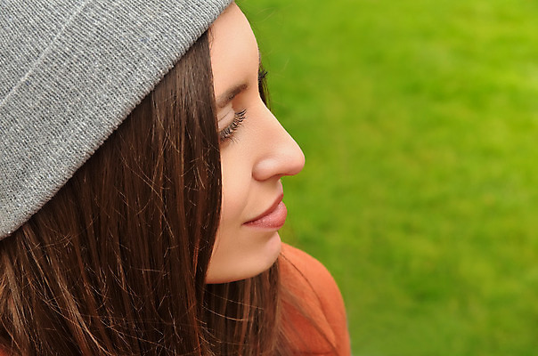 포토 JPG 해외이미지 모델 1 라이프스타일 여자 행복 유럽 거리 한명 사람 야외 유행 맑음 가을 흰색 도시 입술 해외202004 해외포토 계절 감정 나라 컬러 날씨 생활 신체부위 파일형식 이미지허브