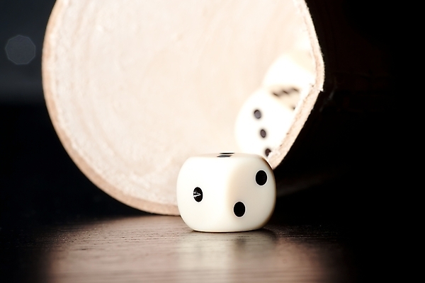 포토 JPG 해외이미지 모양 손 얼굴 스포츠 백그라운드 2 장난 손가락 놀이 탁자 사람 사람없음 목재 숫자 검은색 게임 흰색 표현 우승 쌍 행운 그룹 던지기 재산 도박 위험 컨테이너 플라스틱 큐브 오브젝트 카지노 주사위 흥분 기회 롤 라스베가스 옛날 적자 해외202004 해외포토 나무 문자 감정 산업 컬러 가구 컨셉 재료 모션 재질 신체부위 금융 최고 파일형식 이미지허브