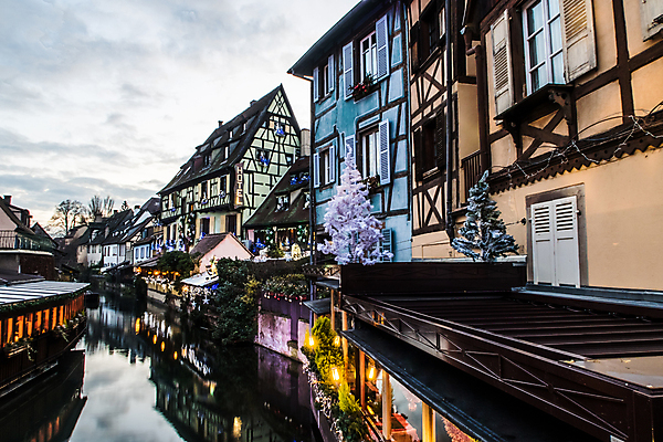 포토 JPG 해외이미지 전통 유럽 여행 건축양식 창문 하늘 거리 주택 독일 사람없음 목재 물 여름 강 도시풍경 컬러풀 반사 마을 프랑스 도시 중세 역사 운하 지역 타운 프랑스어 옛날 인기 해외202004 해외포토 자연요소 나무 문자 계절 건축 나라 컬러 재료 풍경 건물 파일형식 이미지허브