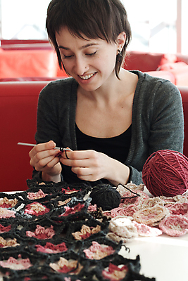 포토 JPG 해외이미지 꽃 분홍색 공 갈색머리 한명 미소 사람 카페 뜨개질 해외202004 해외포토 식물 1 헤어스타일 컬러 표정 취미 상점 파일형식 이미지허브