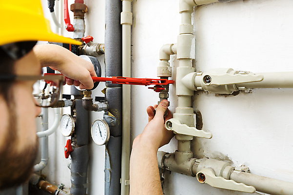 포토 JPG 해외이미지 직업 산업 벽 노동자 주택 한명 물 방 장비 스패너 업무 기술자 엔지니어 수리 헬멧 확인 서비스 가스 시스템 고정 난방 감독관 공학 유지 배관공 보일러 설치 압력 파이프라인 해외202004 해외포토 자연요소 1 교육 사람 건물 공구 작업 보호장비 파이프_관 파일형식 이미지허브