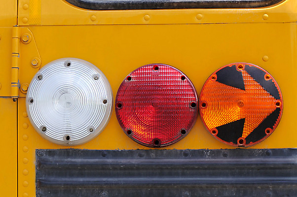 포토 JPG 해외이미지 오렌지 교통시설 전등 화살 안전 사람없음 뒷모습 빨간색 빛 반사 노란색 사인 그만 해외202004 해외포토 뷰포인트 컬러 교통 과일 조명 시설 파일형식 이미지허브