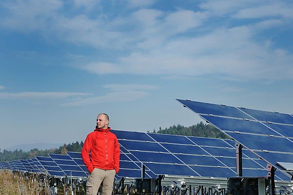 포토 JPG 해외이미지 주간 구름 남자 하늘 한명 상반신 성인 야외 앞모습 주머니손 태양에너지 집열판 성인남자한명만 해외202004 해외포토 자연요소 1 뷰포인트 모션 사람 그린에너지 남자한명만 성인남자만 파일형식 이미지허브