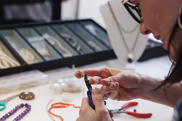 포토 JPG 해외이미지 직업 손 산업 장신구 노동자 한명 금속 장비 도구 공구 반지 업무 작업 작업실 황금 제조 은색 보석 만들기 작업대 핸드메이드 해외202004 해외포토 1 컬러 모션 재질 사람 신체부위 광석 파일형식 이미지허브