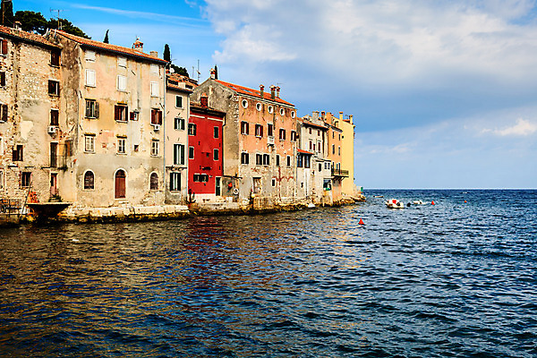 포토 JPG 해외이미지 구름 전통 외관 유럽 벽 바다 여행 건축양식 하늘 표면 휴가 주택 풍경 사람없음 건물 물 여름 파란색 도시풍경 컬러풀 교회 여행객 맑음 도시 보트 중세 역사 지중해 그림 휴양지 타운 크로아티아 옛날 해외202004 해외포토 자연요소 건축물 계절 건축 나라 컬러 배_교통 종교건축 날씨 사람 장소 파일형식 이미지허브