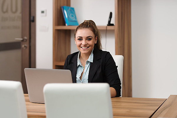 포토 JPG 해외이미지 백인 학생 라이프스타일 여자 교육 대학생 컨셉 비즈니스 청소년 탁자 아이디어 한명 사람 앉기 성인 내부 책 노트북 스터디 컴퓨터 사무실 독서 공책 업무 직장인 비즈니스우먼 도서관 무선전화기 스마트 읽기 책상 교과서 경영자 와이파이 지능 힙스터 해외202004 해외포토 서양인 직업 1 패션 가구 모션 문구용품 교재 생활 전자제품 학습 작업 전화기 리더 무선인터넷 파일형식 이미지허브