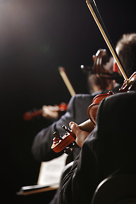 포토 JPG 해외이미지 음악 기술 미술 사람 사람없음 세로 콘서트 음악가 바이올린 활 바이올리니스트 오케스트라 교향곡 카피스페이스 해외202004 해외포토 직업 현악기 문화예술 공백 공연 연주자 악단 파일형식 이미지허브