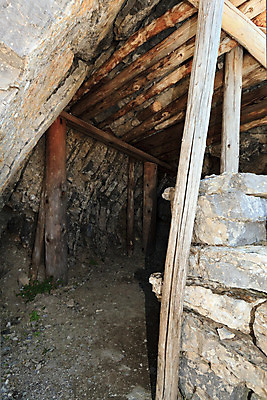 포토 JPG 해외이미지 유럽 길 여행 자연 산 풍경 사람없음 야외 건물 목재 여름 세계 계곡 이탈리아 하이킹 바위 동굴 미술관 군용 전쟁 알프스 위치 선로 옛날 해외202004 해외포토 나무 건축물 계절 나라 재료 레저 군대 돌_바위 생태계 파일형식 이미지허브