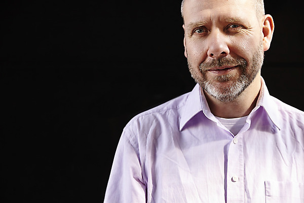 포토 JPG 해외이미지 직업 응시 얼굴 중년 비즈니스 검은배경 짧은머리 수염 한명 미소 사람 성인 야외 건물 가로 캐주얼 믿음 비즈니스맨 해외202004 해외포토 1 헤어스타일 건축물 시선 옷 남자 감정 백그라운드 표정 신체부위 검은색 직장인 파일형식 이미지허브