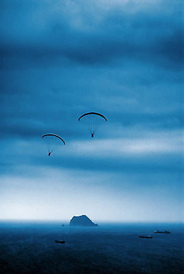 포토 JPG 해외이미지 실루엣 스포츠 바다 섬 백그라운드 자연 하늘 바람 휴가 풍경 사람없음 야외 물 파란색 평화 꿈 자유 위험 낙하산 장면 천국 내추럴 글라이더 무료 해외202004 해외포토 자연요소 컬러 컨셉 날씨 촬영기법 생태계 파일형식 이미지허브