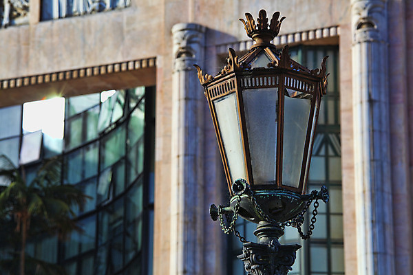 포토 JPG 해외이미지 전통 건축양식 창문 거리 사람없음 건물 빛 햇빛 금속 골동품 발코니 등불 램프 포르투갈 철 샹들리에 리스본 해외202004 해외포토 건축물 건축 유럽 재질 조명 태양 파일형식 이미지허브