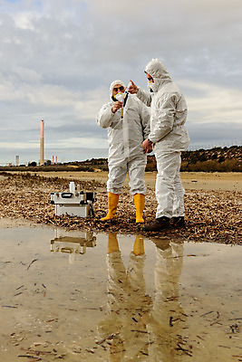 포토 JPG 해외이미지 직업 산업 호수 과학 건강 실험 주사기 굴뚝 안전 야외 두명 물 스터디 강 환경 여행가방 장비 실험실 보호 연구원 수집 과학자 분석 측정 생물학 튜브 방법 생태학 화학물질 화학자 해외202004 해외포토 자연요소 교육 컨셉 가방 의료기기 사람 학습 화학 학자 파일형식 이미지허브