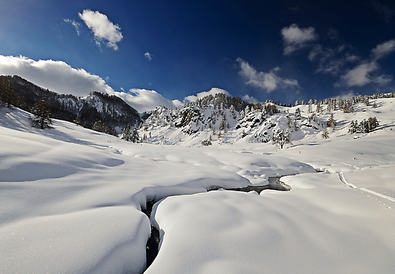 포토 JPG 해외이미지 구름 계절 겨울 자연 스키 산 파노라마 풍경 사람없음 야외 계곡 냉동 얼음 침묵 이탈리아 추위 자유 탐험 흰색 황무지 고독 위험 오두막 순수 산등성이 빙하 서리 산봉우리 무한 웅장함 제설기 해외202004 해외포토 자연요소 감정 유럽 컬러 컨셉 겨울스포츠 촬영기법 소리 생태계 봉우리 제설 파일형식 이미지허브