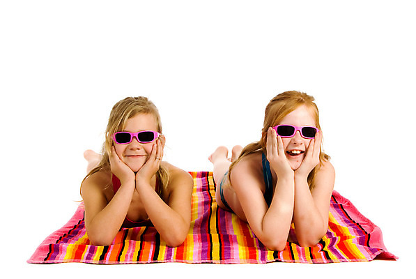 포토 JPG 해외이미지 수영복 어린이 분홍색 휴가 휴식 따뜻함 소녀 두명 여름 수건 선글라스 태양 거짓말 해외202004 해외포토 자연요소 옷 계절 여자 안경 컬러 컨셉 사람 위생용품 파일형식 이미지허브