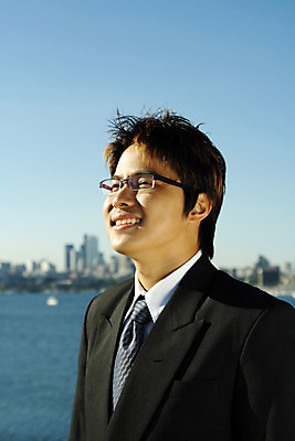 포토 JPG 해외이미지 직업 응시 남자 컨셉 신체 비즈니스 사업가 하늘 성공 노동자 한명 미소 사람 정장 성인 야외 관찰 비즈니스맨 경영자 경영 해외202004 해외포토 1 시선 옷 모션 표정 직장인 리더 파일형식 이미지허브