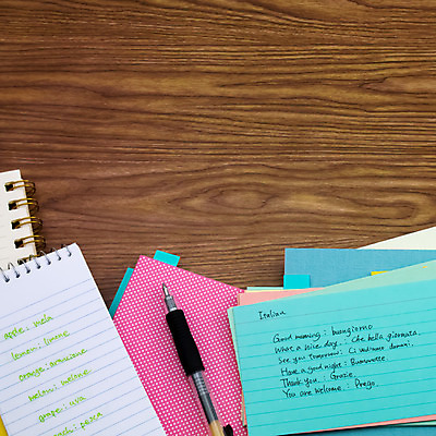 포토 JPG 해외이미지 학생 교육 문화 텍스트 교실 학교 수업 사람없음 책 단어 스터디 세계 글로벌 연필 펜 쪽지 공책 이탈리아 시험 퀴즈 가르침 강의 사전 번역 해외202004 해외포토 문자 유럽 문구용품 학용품 학습 필기구 파일형식 이미지허브