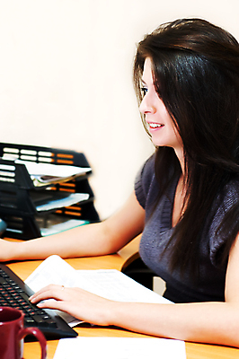 포토 JPG 해외이미지 백인 직업 응시 여자 비즈니스 사업가 탁자 성공 말하기 협상 한명 미소 사람 스마트폰 컴퓨터 사무실 판매 환경 최고 업무 비즈니스우먼 자신감 계획 연결 컨설턴트 경영자 문서 상업 비서 경영 정중 스타일 해외202004 해외포토 서양인 1 시선 감정 가구 컨셉 모션 표정 전자제품 핸드폰 스마트기기 작업 직장인 전문직 상담 리더 파일형식 이미지허브