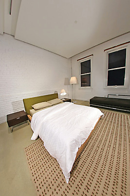 포토 JPG 해외이미지 라이프스타일 디자인 가구 건축양식 휴식 아파트 주택 따뜻함 사람없음 내부 장식 빛 침실 이불 방 침대 램프 잠 왕 실크 심플 치수 리빙 설정 여왕 종료 더블 스타일 미니멀리스트 해외202004 해외포토 건축 생활용품 컨셉 침구 조명 건물 생활 직물 파일형식 이미지허브