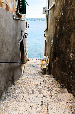 포토 JPG 해외이미지 유럽 문화 도로 길 벽 바다 여행 벤치 건축양식 휴가 벽돌 거리 주택 사람없음 야외 건물 여름 파란색 여행객 문 계단 조약돌 바위 램프 도시 오픈 중세 지중해 통로 좁은 타운 크로아티아 리빙 단계 옛날 해외202004 해외포토 건축물 계절 건축 나라 컬러 의자 교통시설 조명 사람 돌_바위 역사 파일형식 이미지허브